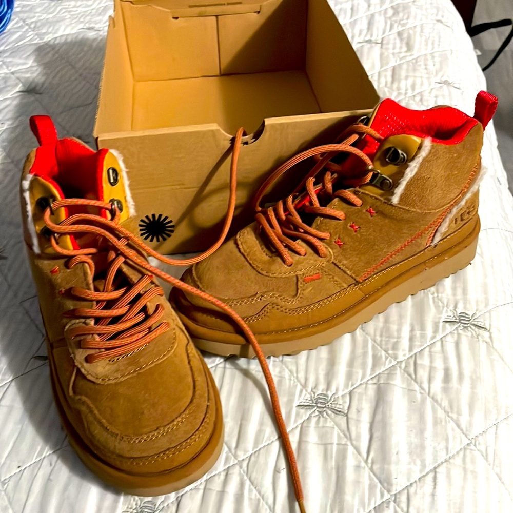 UGG shoe worn once bran new great condition